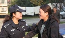 最美警察吃瓜视频,萌态十足引网友热议