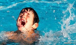 吃瓜溺水搞笑视频,搞笑视频引网友热议