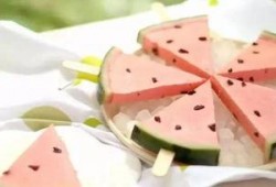 情侣在家吃瓜,情侣温馨居家吃瓜记