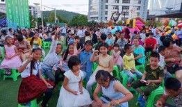 吃瓜群众排好队形,一场全民围观的热闹盛宴