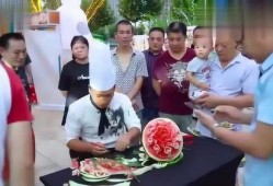 小伙见到吃瓜群众,现场热闹非凡