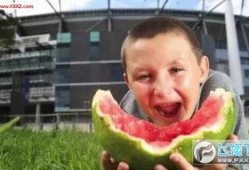 男子雨中吃瓜图片