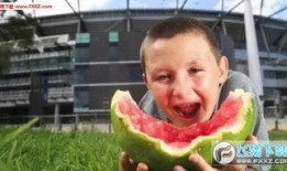 男子雨中吃瓜图片