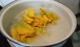 拉瓜煮着吃做法,传统美食的别样风情